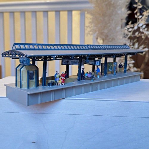 Modelleisenbahn bahnsteig mit - bahnsteig,